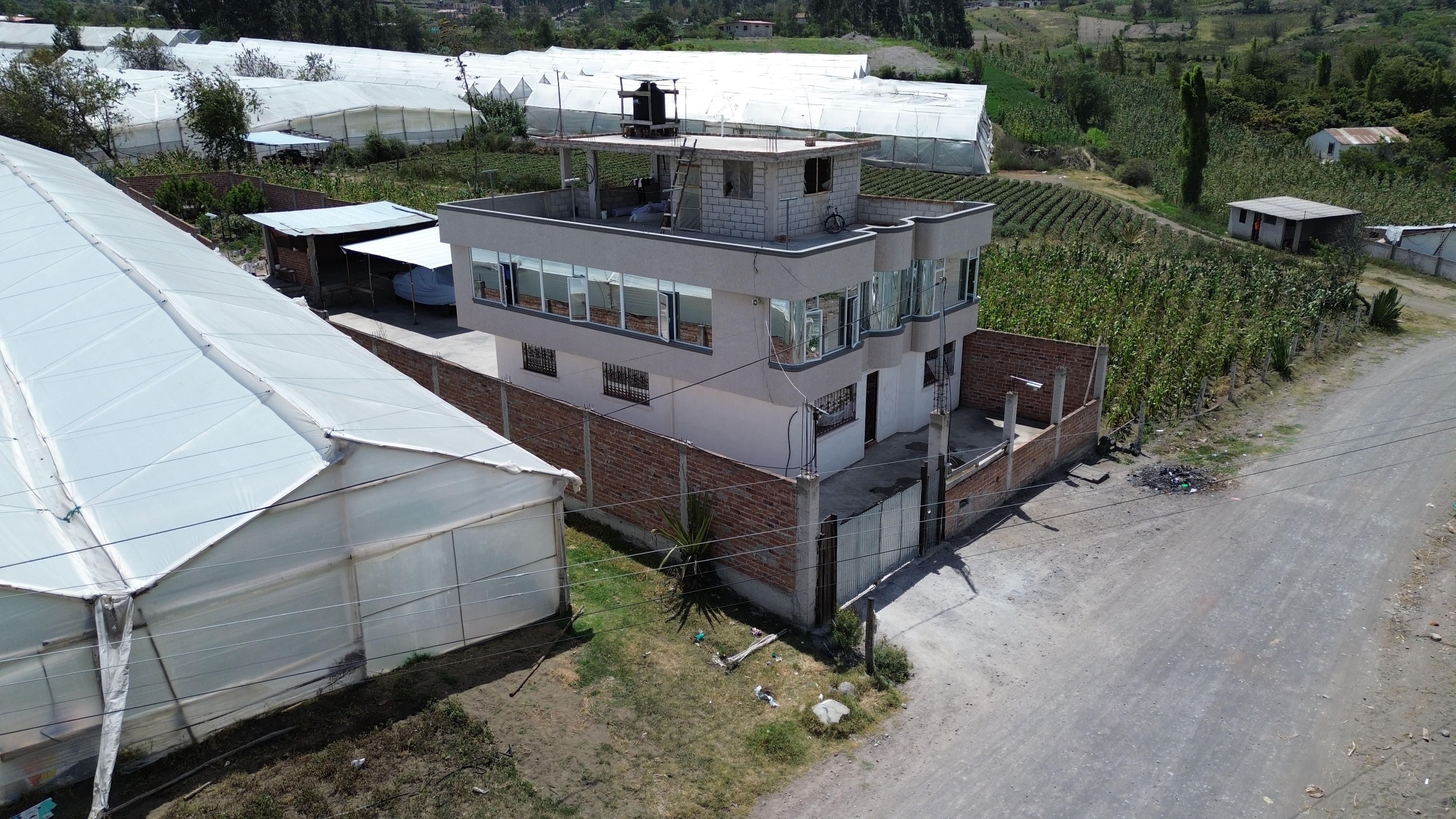 CASA CON AMPLIO TERRENO 